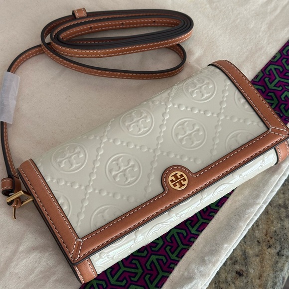 New Tory Burch MONOGRAM PATENT EMBOSSED WALLET CROSSBODY - Picture 3 of 8